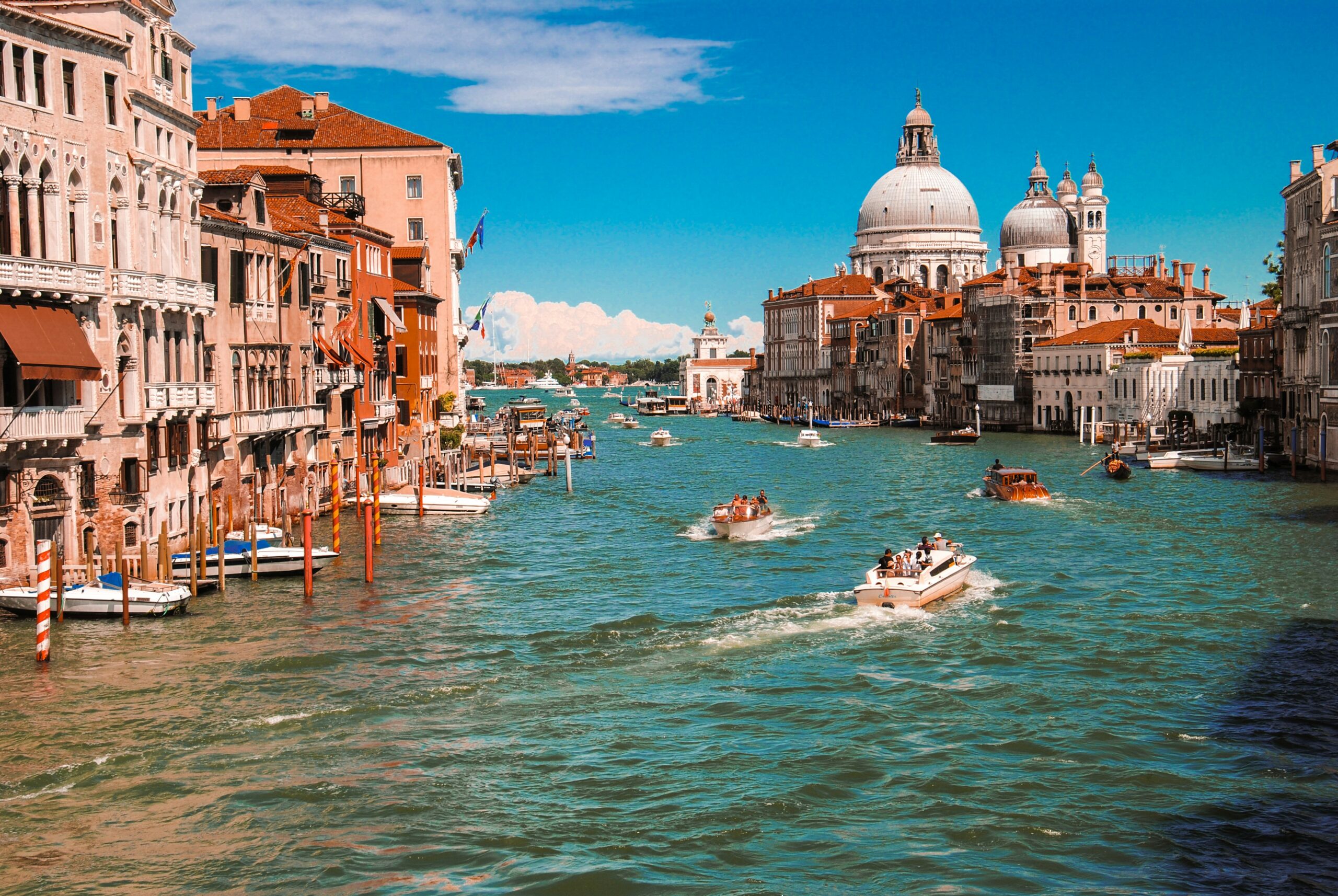 Canal Grande in Venedig mit Blick auf die Kirche Santa Maria della Salute