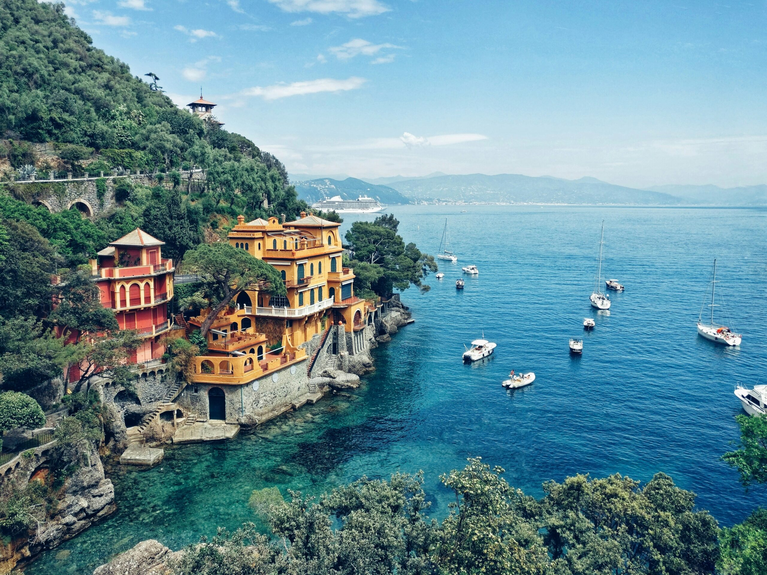 Farbenfrohe Villen an der ligurischen Küste bei Portofino