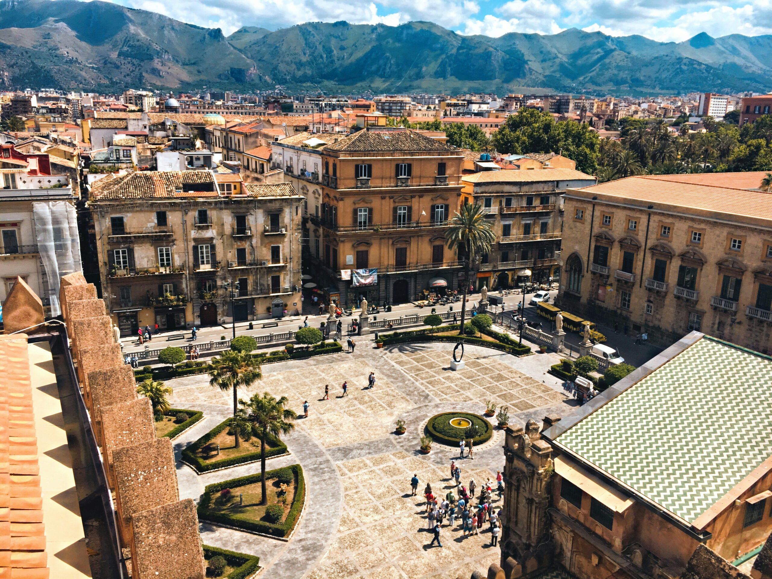 Piazza in Palermo mit Blick auf die Berge Siziliens