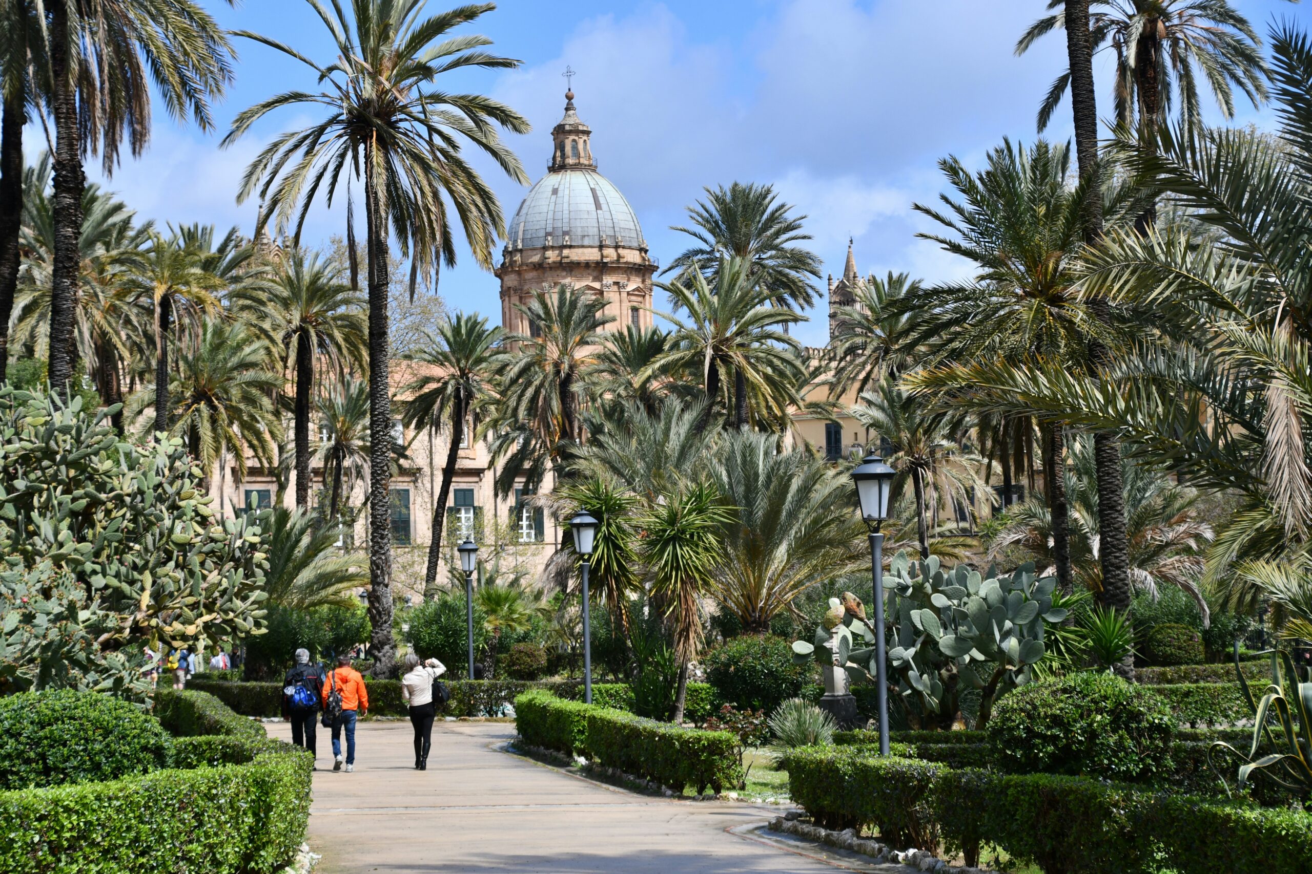 Palmengarten mit Kathedralenkuppel in Palermo